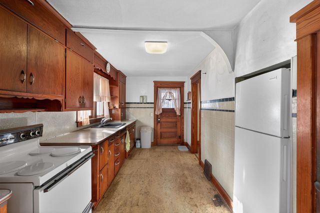 105 Taylor Street, Traer, IA 50675