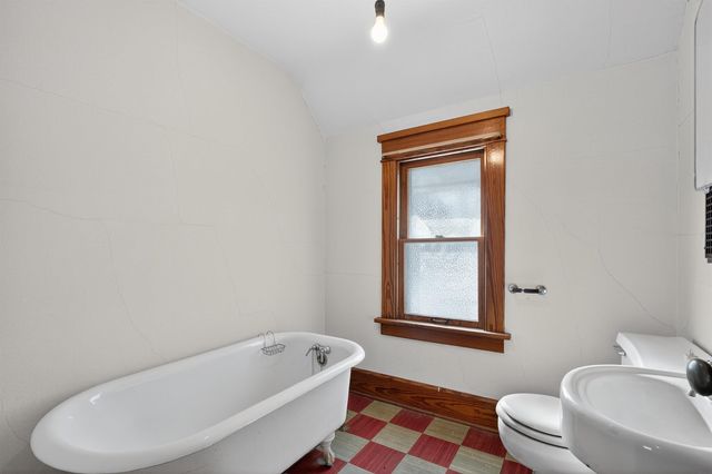 105 Taylor Street, Traer, IA 50675