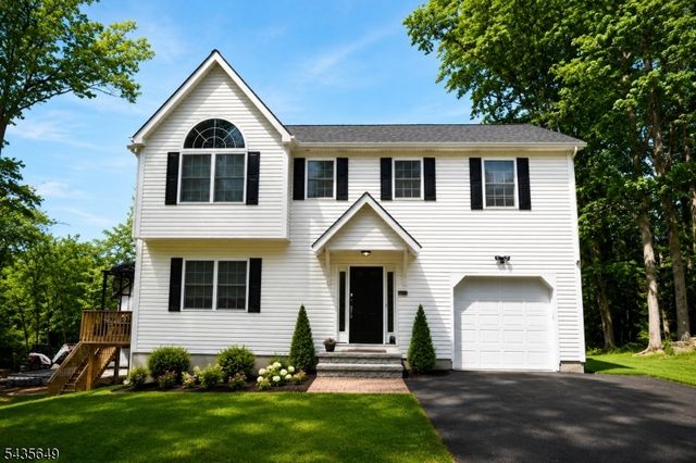 25 Richards Rd, Hopatcong Boro, NJ 07843