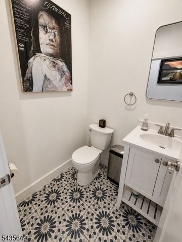 25 Richards Rd, Hopatcong Boro, NJ 07843