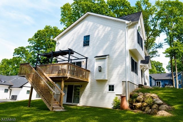 25 Richards Rd, Hopatcong Boro, NJ 07843