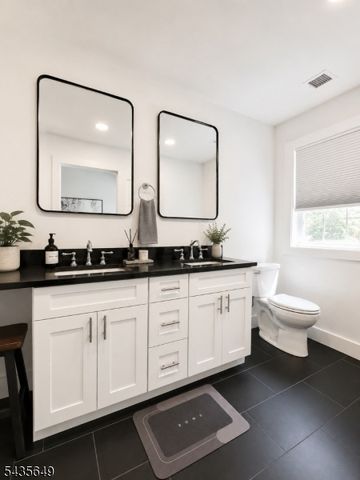25 Richards Rd, Hopatcong Boro, NJ 07843