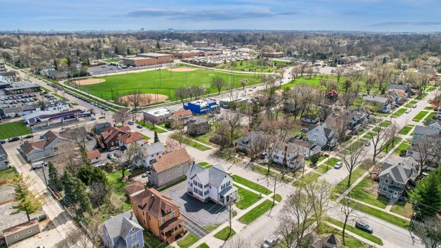 323 S Hale Street, Wheaton, IL 60187