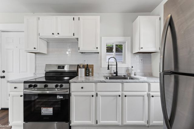 190 S Lynn Avenue, Waterford, MI 48328