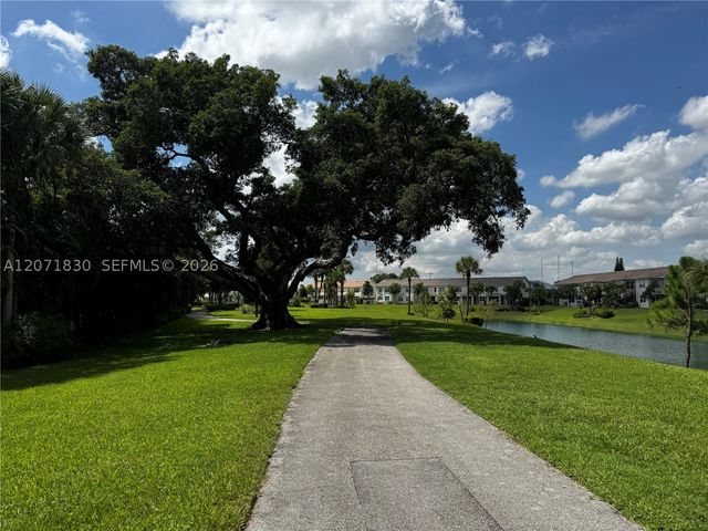 1000 Hillcrest Ct 214, Hollywood, FL 33021