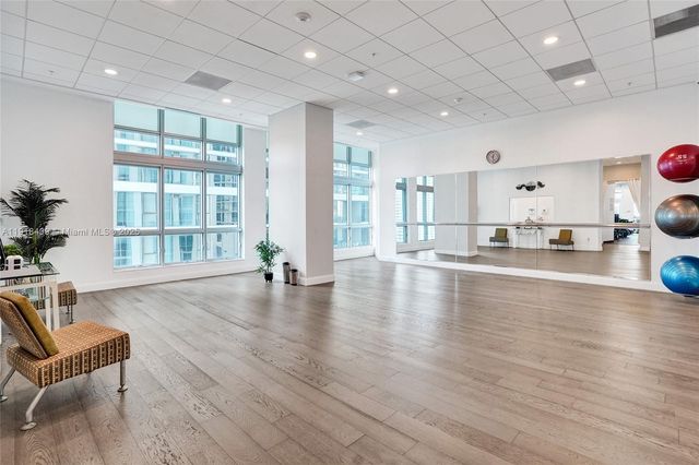 300 S Biscayne Blvd L-1206, Miami, FL 33131