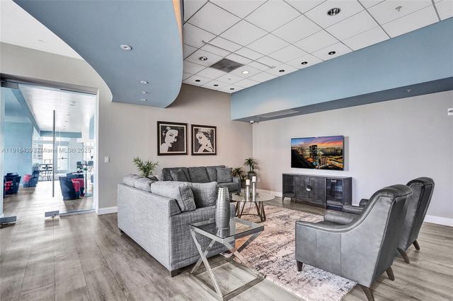 300 S Biscayne Blvd L-1206, Miami, FL 33131