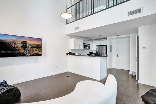 300 S Biscayne Blvd L-1206, Miami, FL 33131