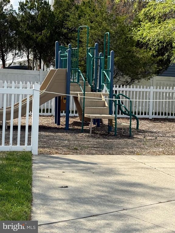 Image 4 of property listing at 9823 GOLF COURSE RD #20, Ocean City, MD 21842