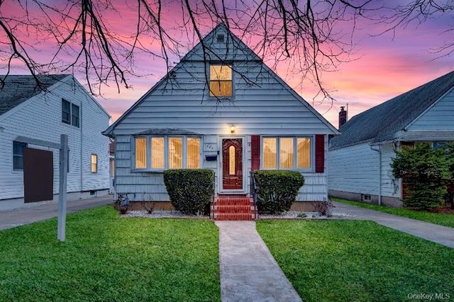 932 Cherry Lane, Floral Park, NY 11001