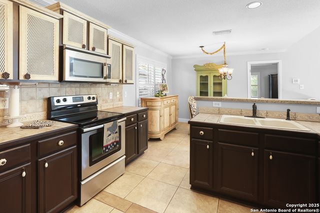 16 PEMBROKE LANE, San Antonio, TX 78240