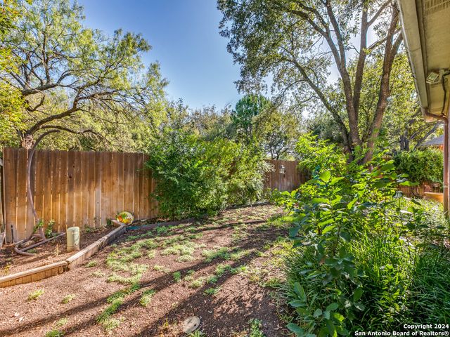 16 PEMBROKE LANE, San Antonio, TX 78240