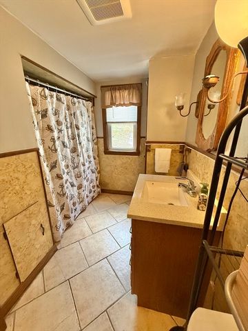 143 Greenwood St, Gardner, MA 01440