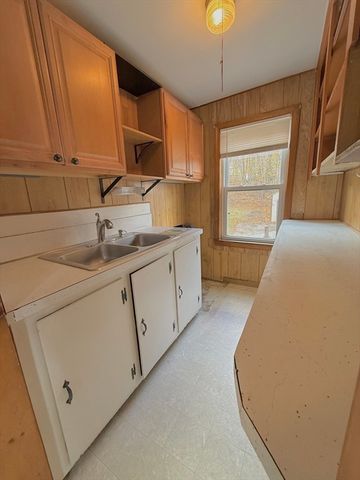 143 Greenwood St, Gardner, MA 01440