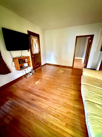 143 Greenwood St, Gardner, MA 01440