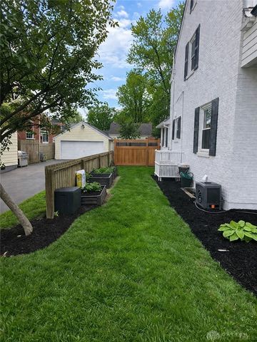 436 East Drive, Oakwood, OH 45419