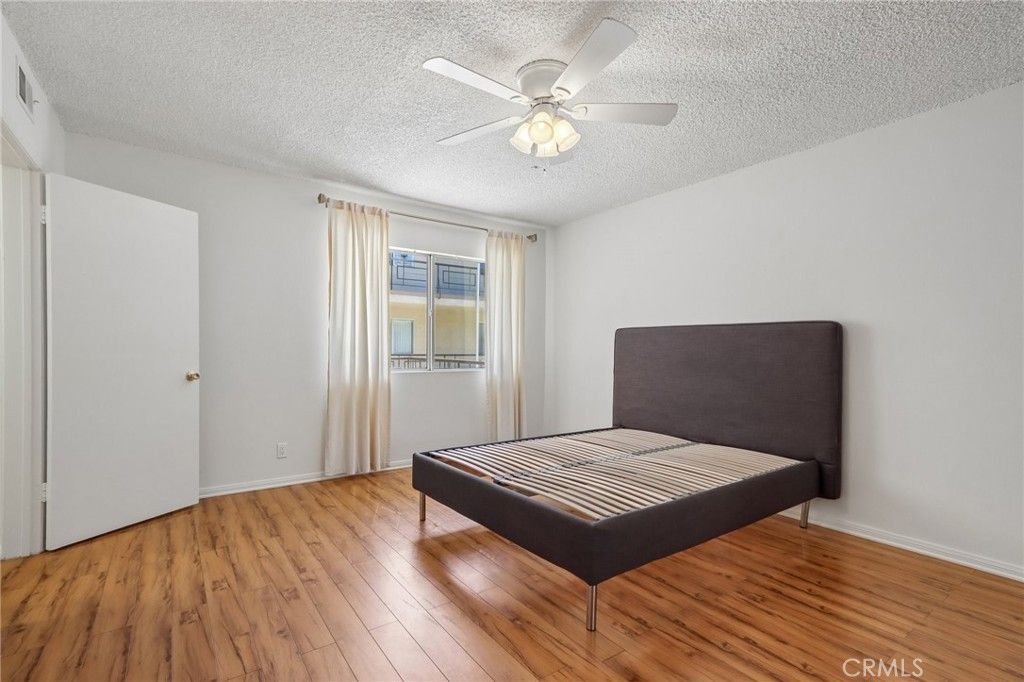 Image 15 of property listing at 4358 Mammoth Avenue 14, Sherman Oaks, CA 91423