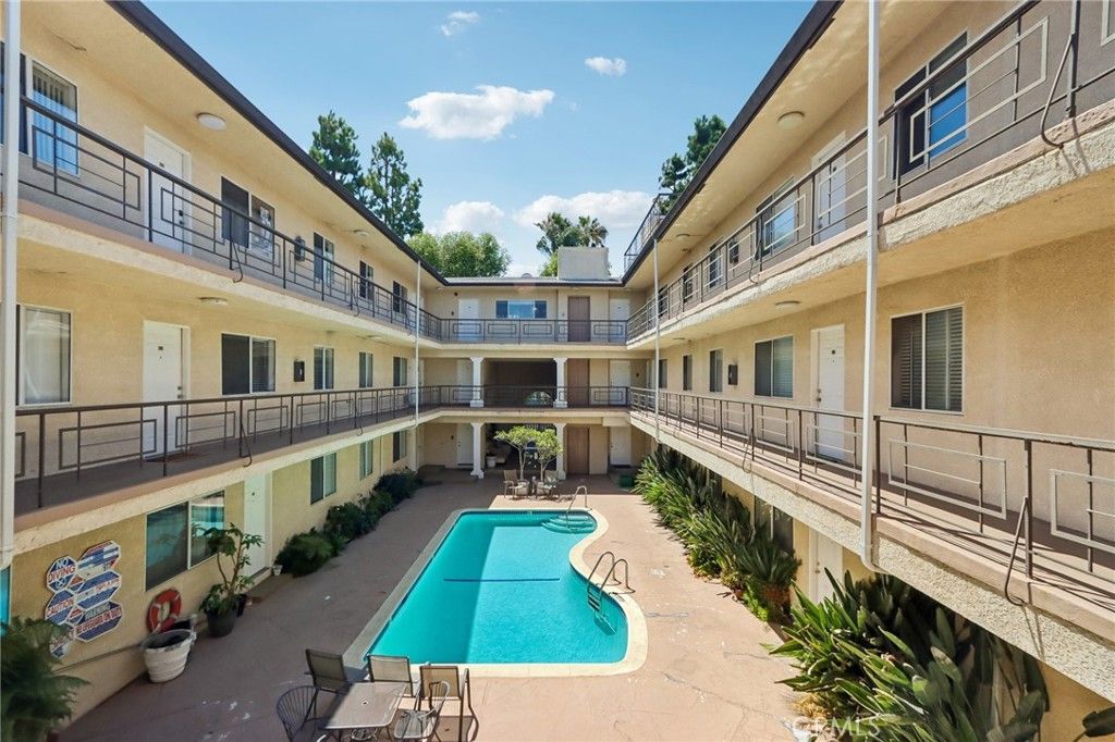 Image 19 of property listing at 4358 Mammoth Avenue 14, Sherman Oaks, CA 91423