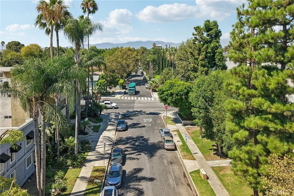 Image 20 of property listing at 4358 Mammoth Avenue 14, Sherman Oaks, CA 91423