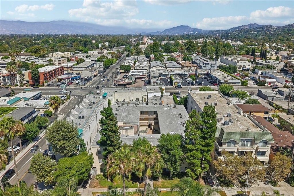 Image 22 of property listing at 4358 Mammoth Avenue 14, Sherman Oaks, CA 91423