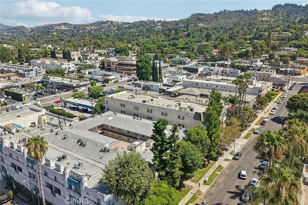 Image 25 of property listing at 4358 Mammoth Avenue 14, Sherman Oaks, CA 91423