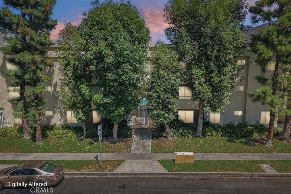 Image 28 of property listing at 4358 Mammoth Avenue 14, Sherman Oaks, CA 91423