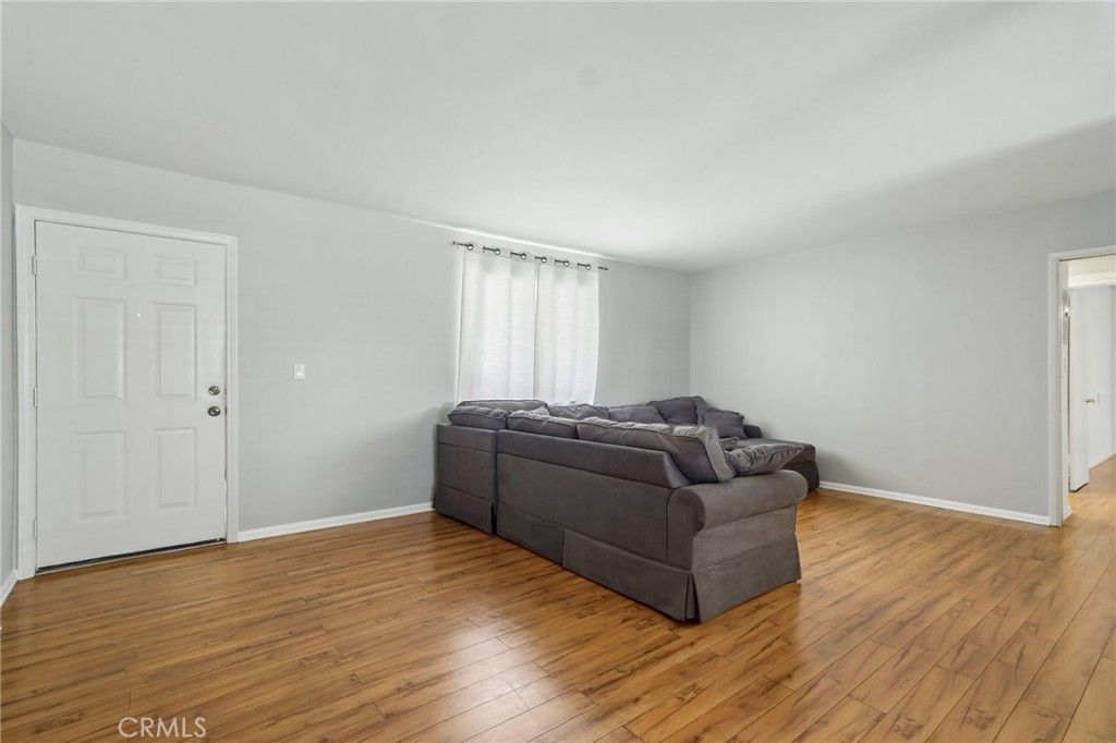 Image 3 of property listing at 4358 Mammoth Avenue 14, Sherman Oaks, CA 91423