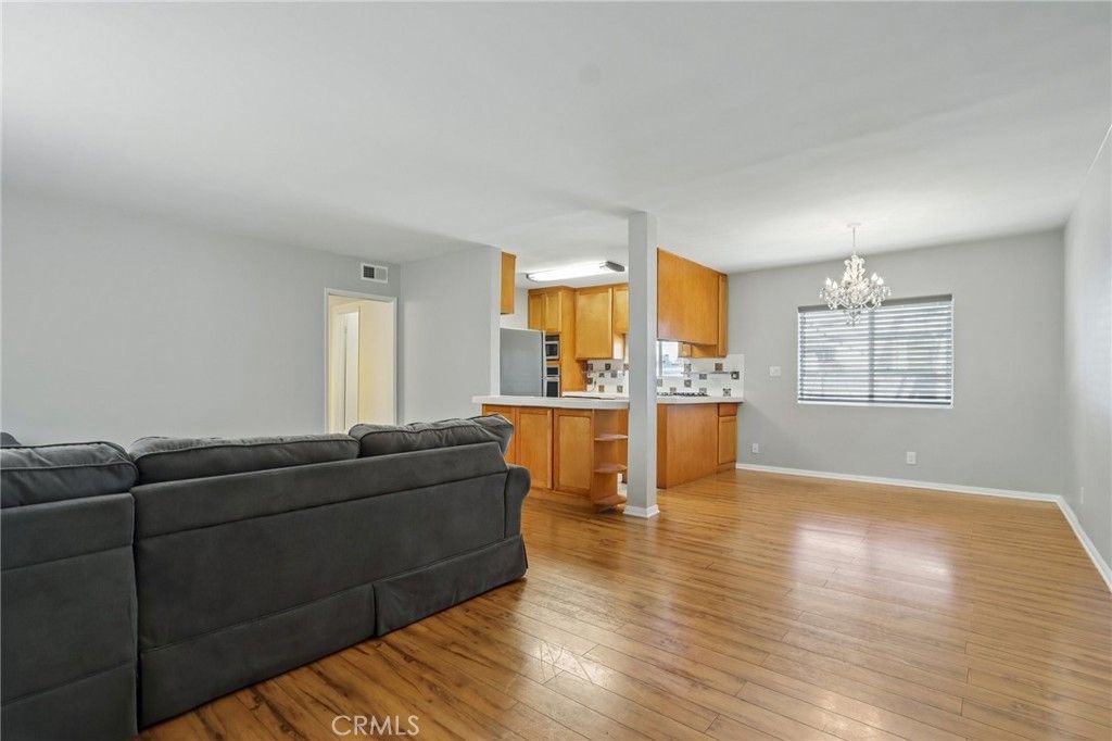 Image 4 of property listing at 4358 Mammoth Avenue 14, Sherman Oaks, CA 91423