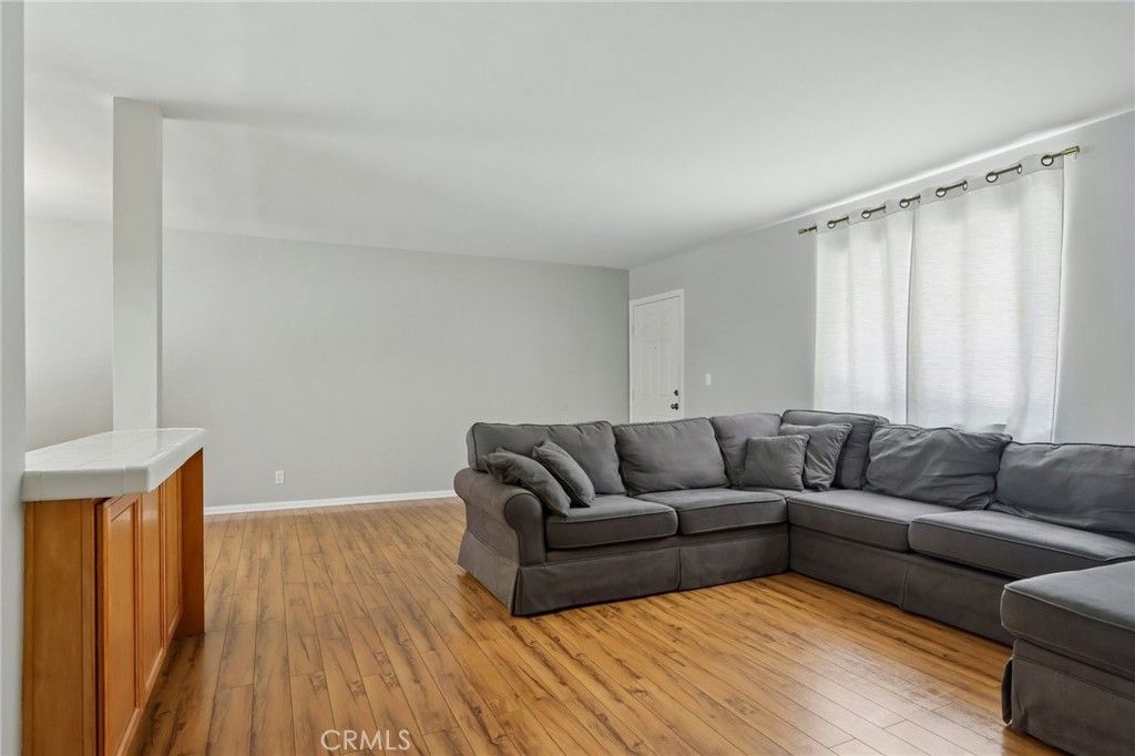 Image 5 of property listing at 4358 Mammoth Avenue 14, Sherman Oaks, CA 91423