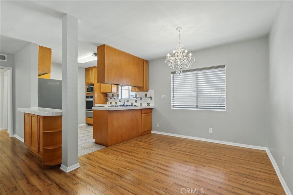 Image 6 of property listing at 4358 Mammoth Avenue 14, Sherman Oaks, CA 91423