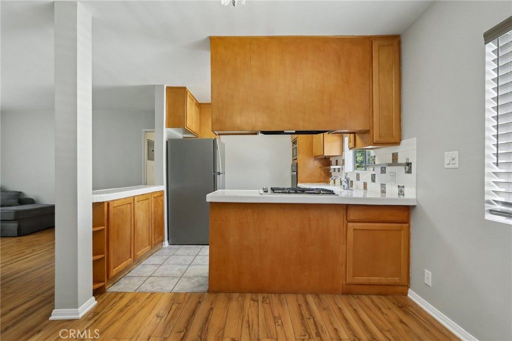 Image 7 of property listing at 4358 Mammoth Avenue 14, Sherman Oaks, CA 91423
