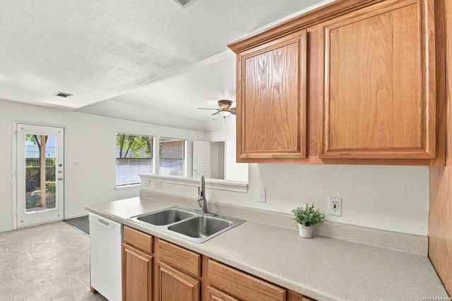 1318 SUMMERWOOD DR, New Braunfels, TX 78130