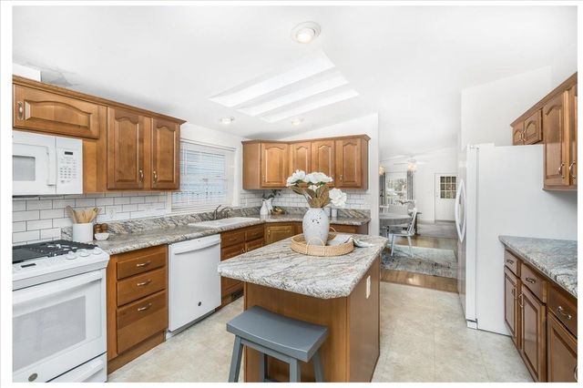 80 Ledgewood Way, Manchester, NH 03104