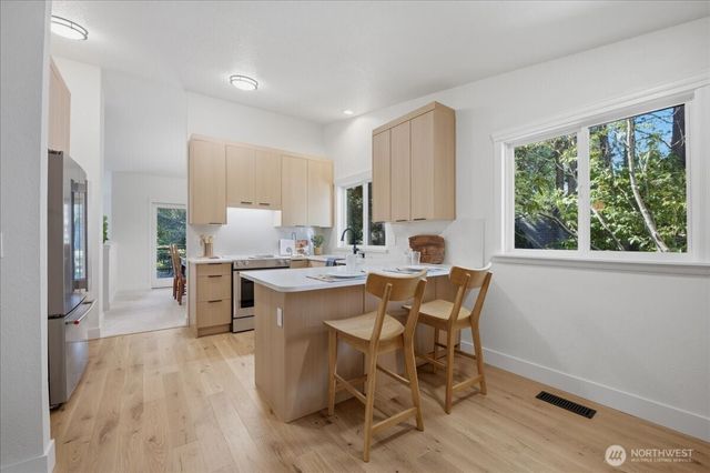 20215 41st Place NE, Lake Forest Park, WA 98155