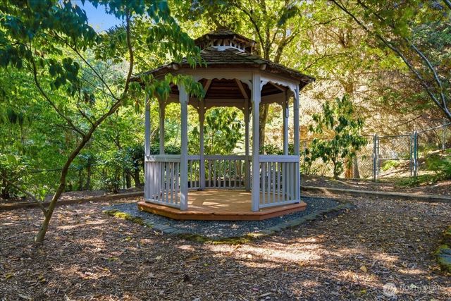 20215 41st Place NE, Lake Forest Park, WA 98155