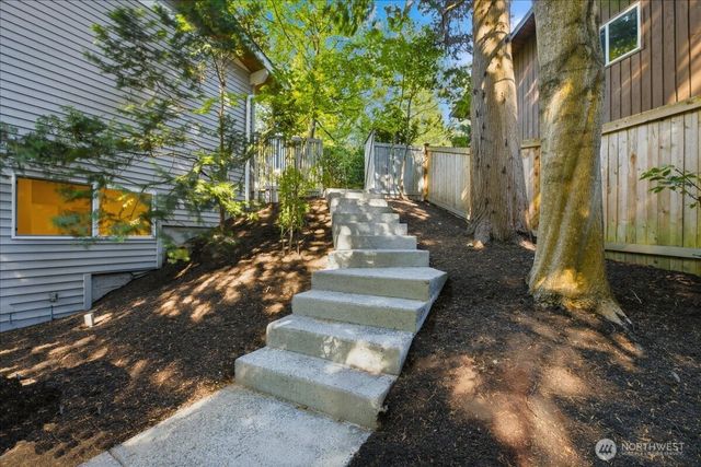 20215 41st Place NE, Lake Forest Park, WA 98155