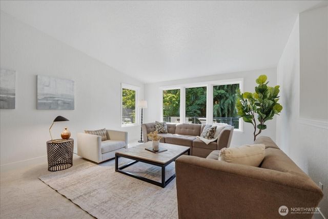 20215 41st Place NE, Lake Forest Park, WA 98155