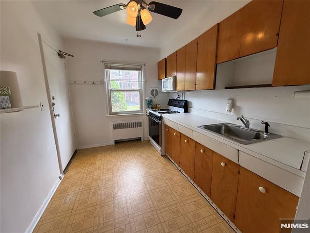 12 Gainesborough Terrace 1B, River Edge, NJ 07661