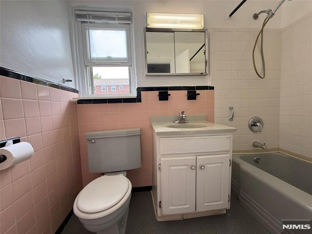 12 Gainesborough Terrace 1B, River Edge, NJ 07661