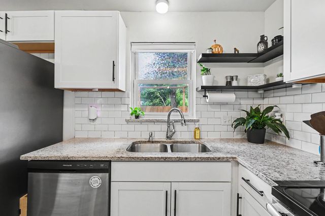 411 E Tucker Boulevard, Arlington, TX 76010