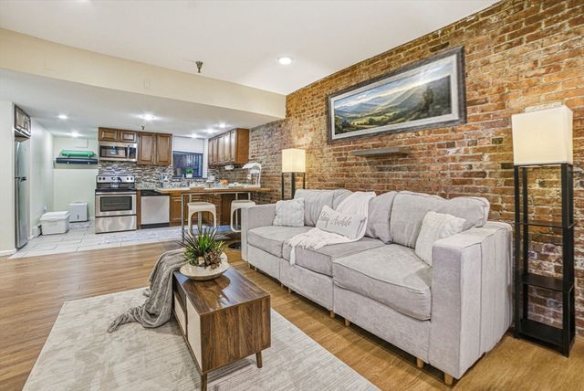 39 Hemenway St 27, Boston, MA 02115