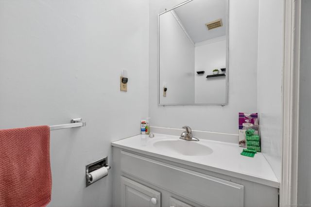 1400 Hartford Turnpike APT 33, North Haven, CT 06473