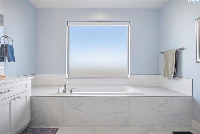 7022 Corsica St, West Richland, WA 99353