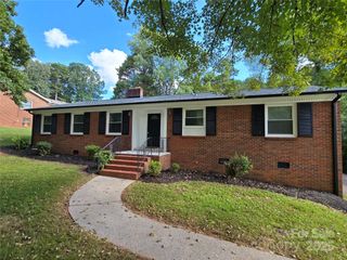 1061 12th Avenue NW, Hickory, NC 28601