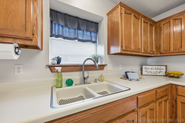 704 E Helena Street, Broken Arrow, OK 74012