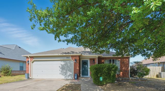 704 E Helena Street, Broken Arrow, OK 74012