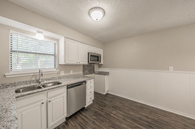 912 Red Oak Street, Azle, TX 76020