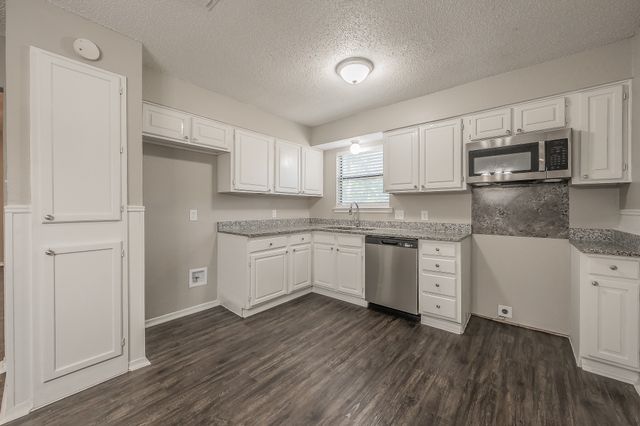 912 Red Oak Street, Azle, TX 76020