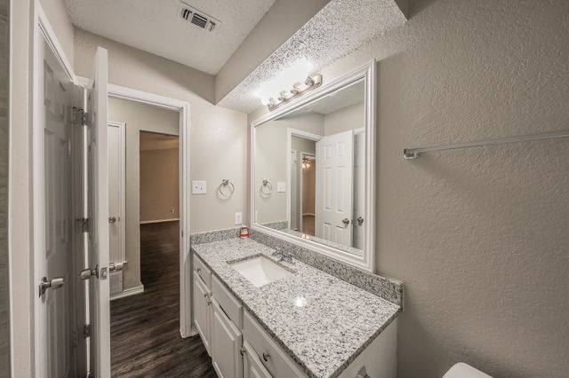 912 Red Oak Street, Azle, TX 76020