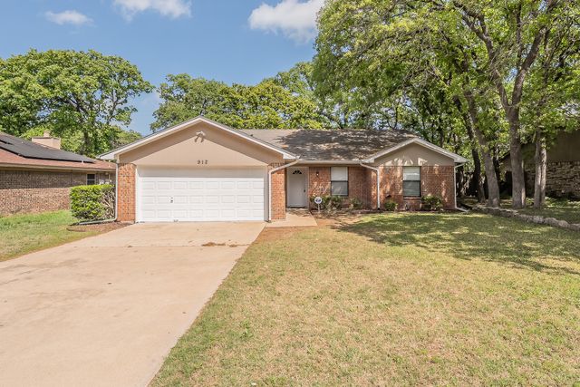912 Red Oak Street, Azle, TX 76020